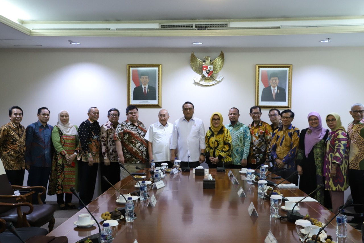 Ketua Majelis Wali Amanat Universitas Hasanuddin Syafruddin memimpin rapat di Jakarta, Jumat (12/7).