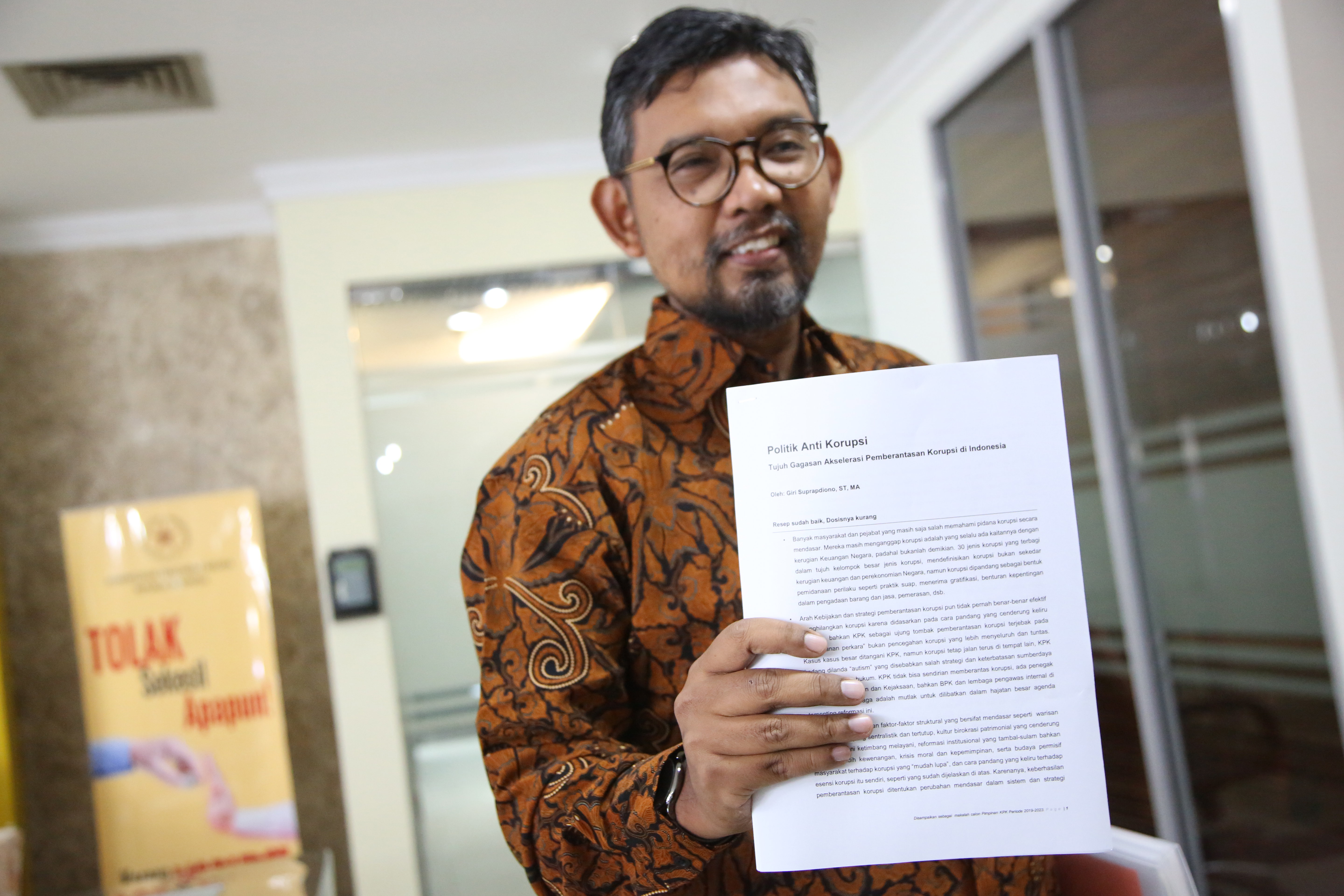 Direktur Pendidikan dan Pelayanan Masyarakat Komisi Pelayanan Masyarakat KPK Giri Suprapdiono mendaftarkan diri sebagai calon komisioner KPK