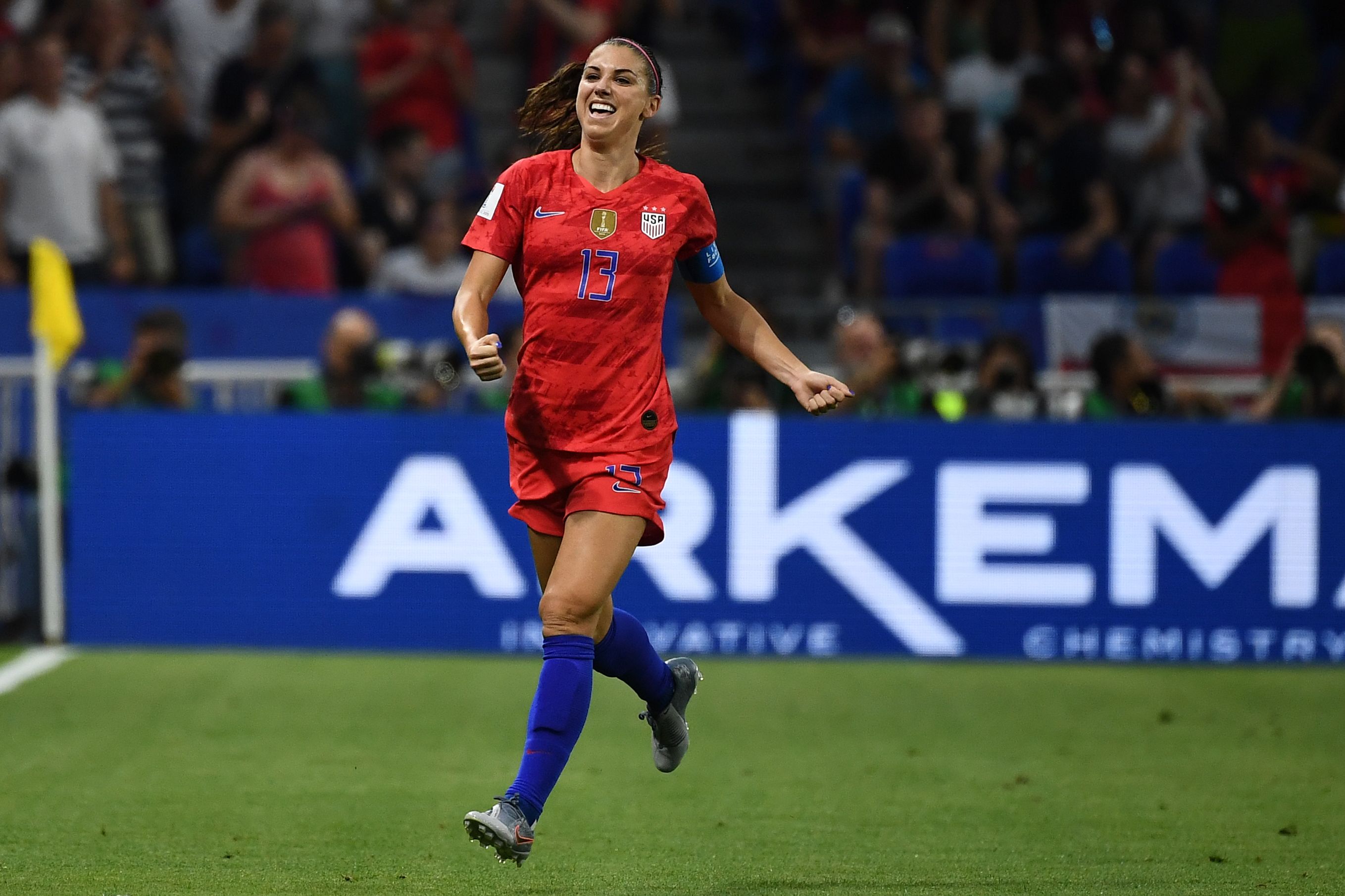 Alex Morgan merayakan golnya ke gawang Inggris.