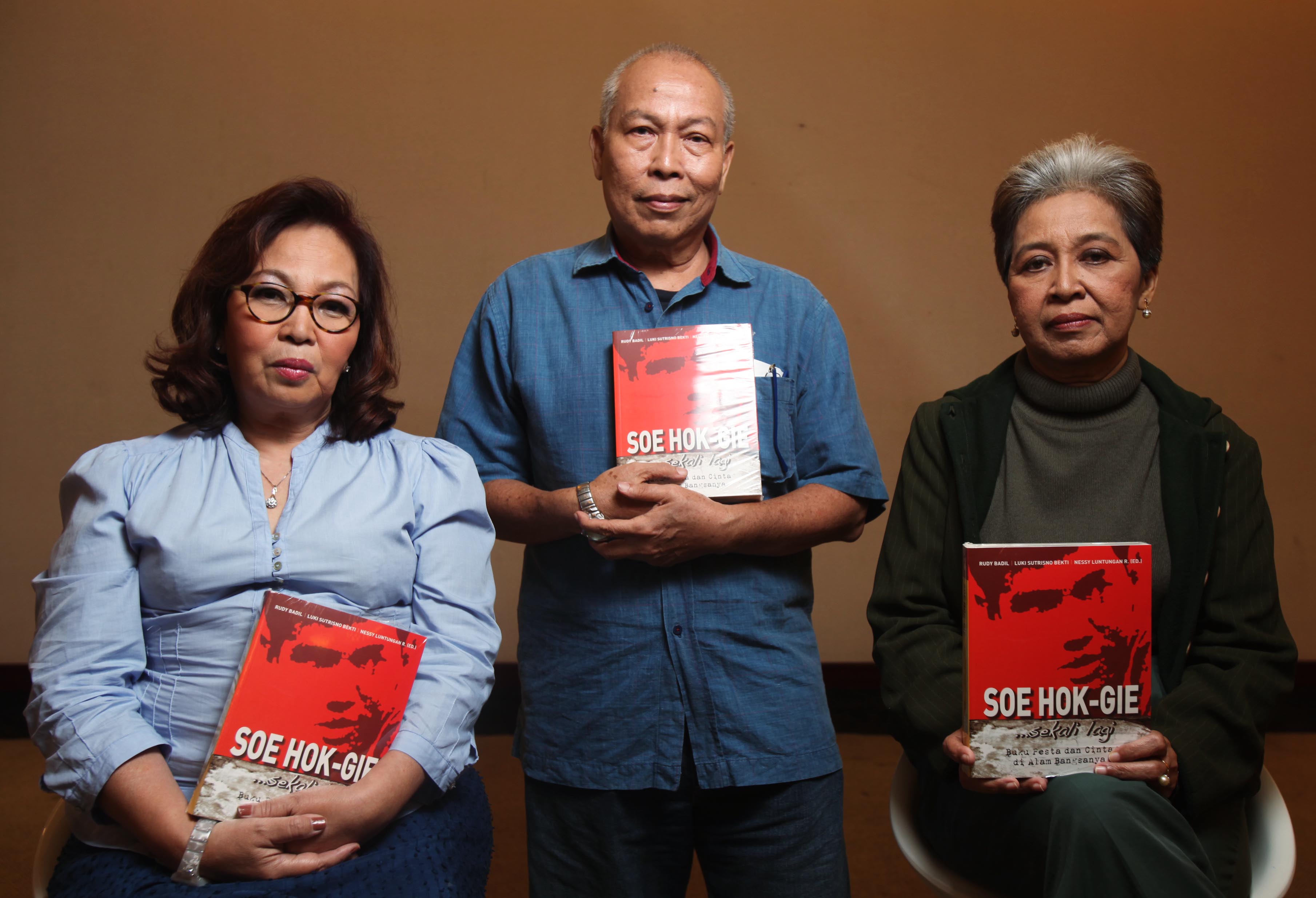 Rudy Badil (tengah) diapit Nessy Luntungan (kiri) dan Luki Sutrisno Bekti saat tampil di acara Kick Andy pada 2009. 