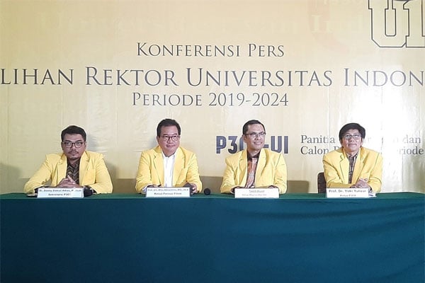 (Kiri-kanan) Sekretaris P3CR Donny Gahral Adian, Pansus Pilrek UI Wiku Adisasmito, Ketua MWA UI Saleh Husin, Ketua P3CR  