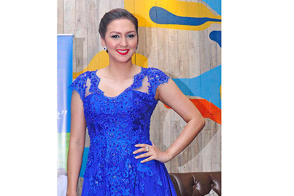 Artis sekaligus presenter dan istri aktor Darius Sinathrya