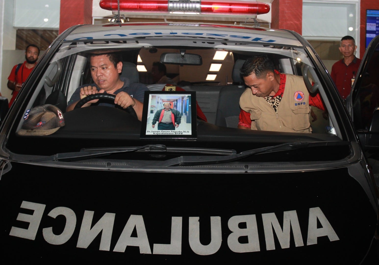 Ambulans membawa jenazah Sutopo tiba di rumah duka setelah datang dari Guangzhou, Minggu (7/7).