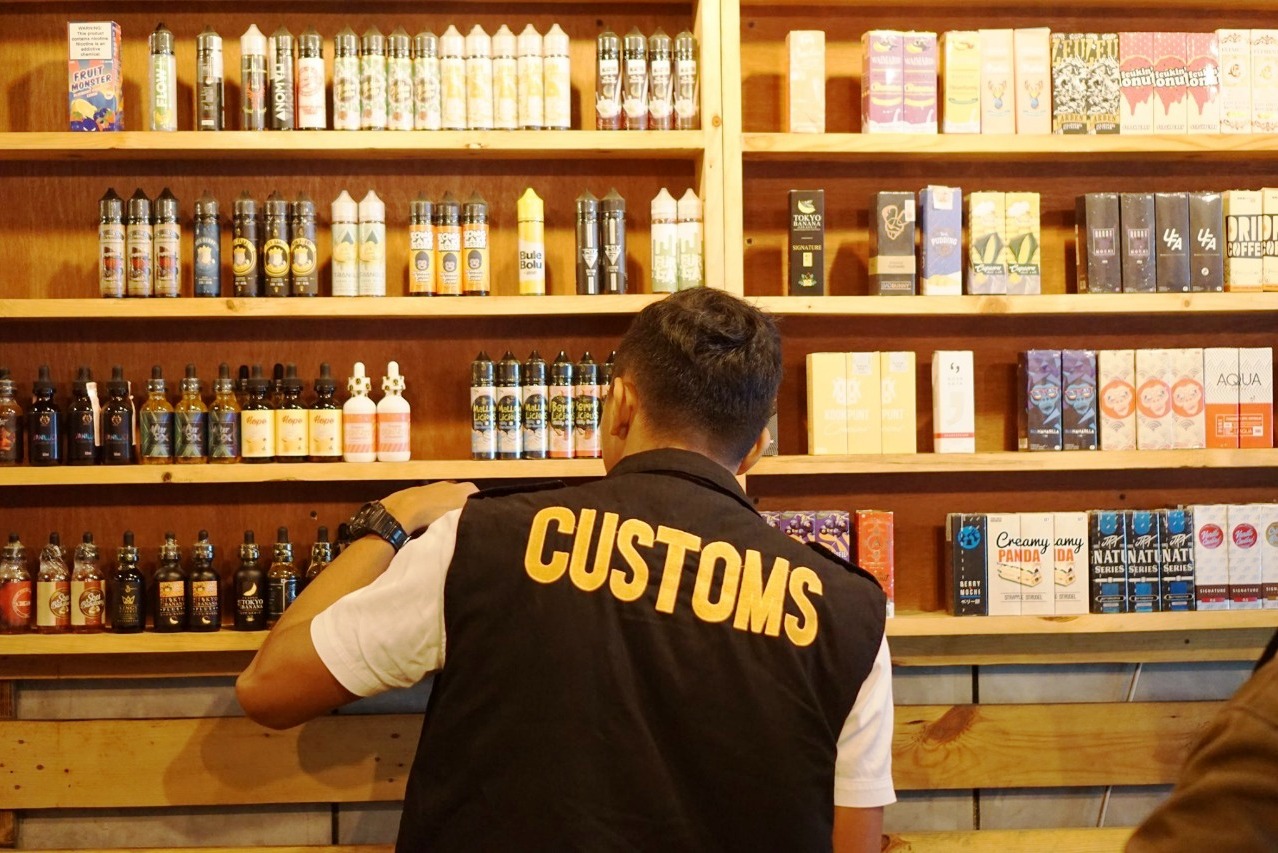 Petugas Bea Cukai mendata rokok ilegal.