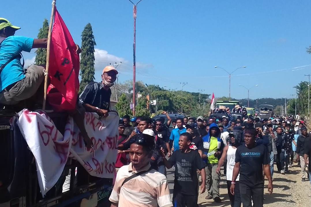 Warga Desa Komodo berdemonstrasi menolak rencana penutupan Pulau Komodo, Rabu (17/7).