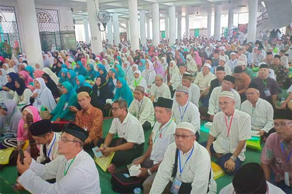Para Calon Jamaah Haji Palembang Ikuti Manasik Haji Massal di Masjid Agung Palembang, Senin (17/6).