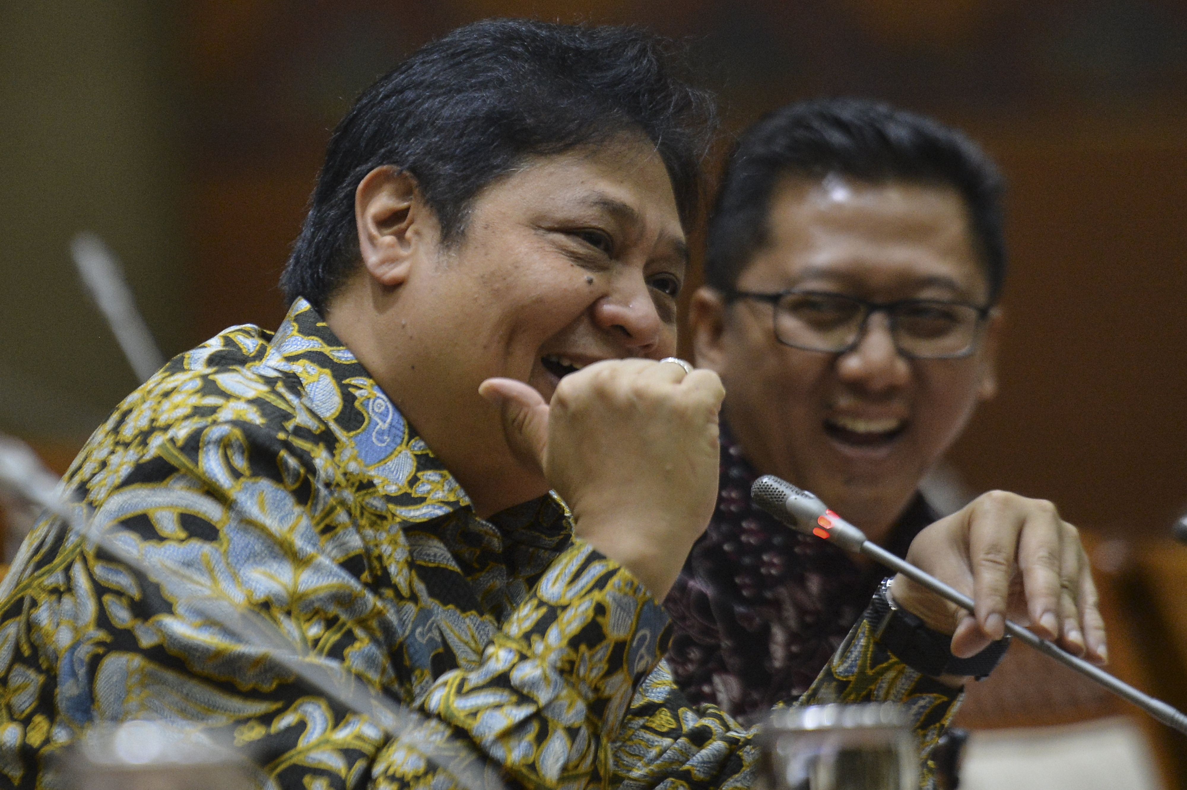 Menteri Perindustrian Airlangga Hartarto (kiri) 
