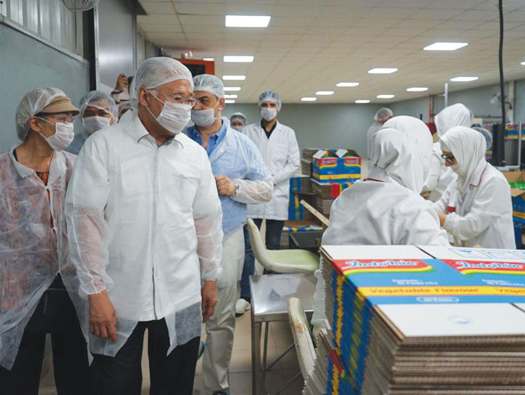 PABRIK INDOMIE: Menteri Perdagangan Enggartiasto Lukita (kedua dari kiri) menyempatkan diri berkunjung ke pabrik Indomie di Turki