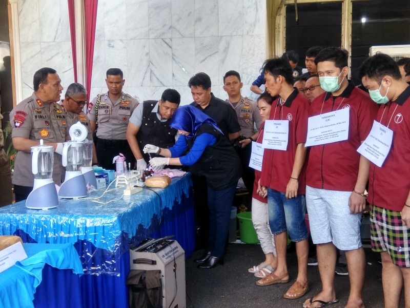 Pemusnahan narkoba jenis sabu seberat 925 gram dan ganja seberat 144 kilogram di Halaman Mapolda Sumsel, Selasa (9/7).