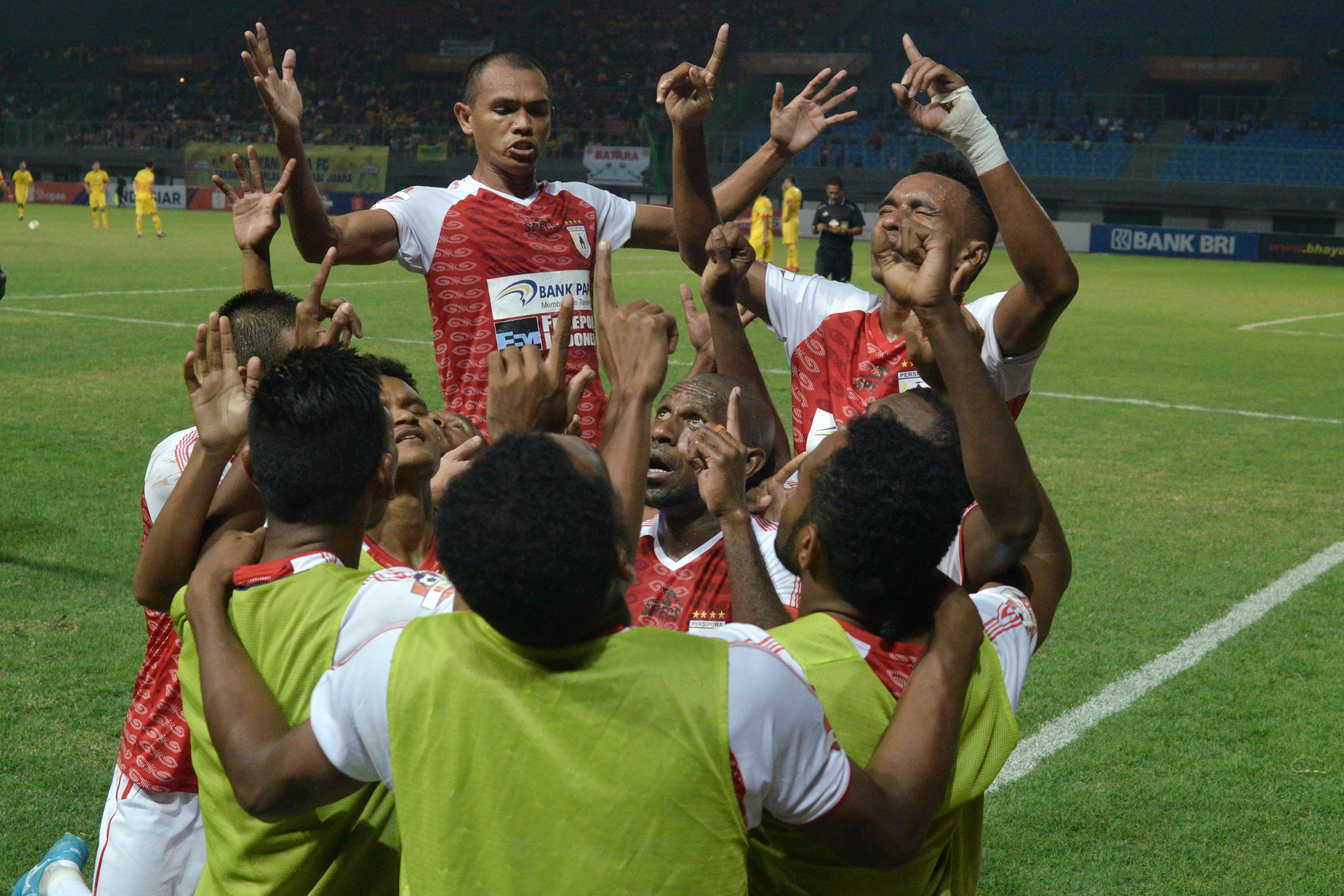 Para pemain Persipura Jayapura meluapkan kegembiraan usai Boaz Solossa (tengah) membobol gawang Bhayangkara FC pada laga Liga 1 2019.