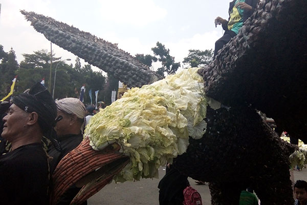 Hasil kreatifitas warga yang menyedot perhatian publik, Jampana yang memiliki bentuk burung Garuda terbuat dari satu  kuintal jengkol