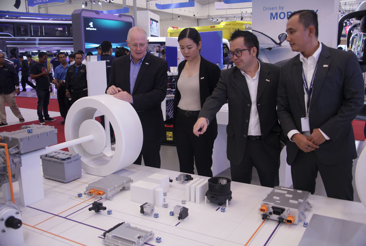 Direksi Bosch menunjukkan solusi yang dimilikinya dalam pameran GIIAS 2019