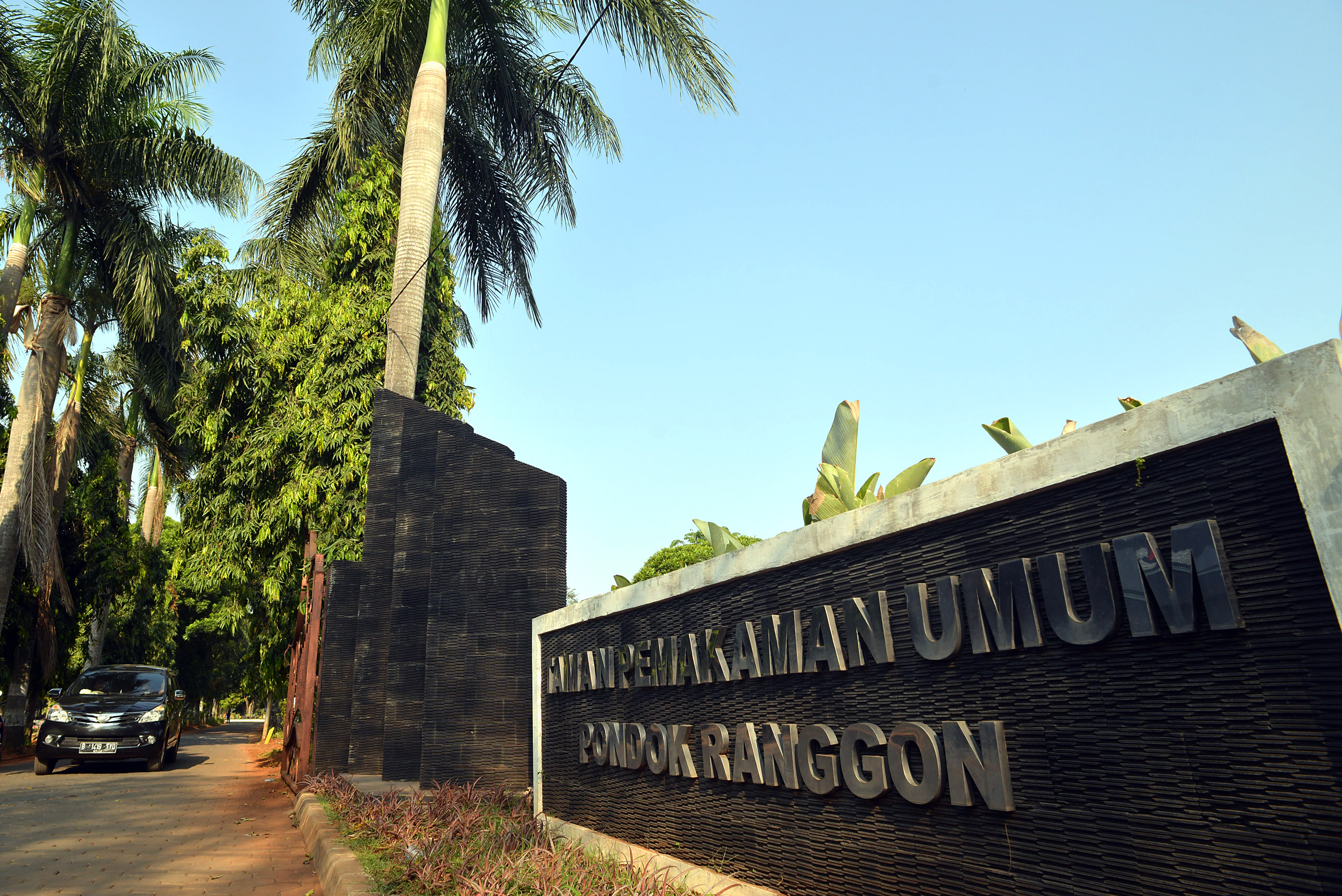 TPU PONDOK RANGGON: Pintu gerbang Tempat Pemakaman Umum (TPU) Pondok Ranggon, Kranggan, Jakarta Timur