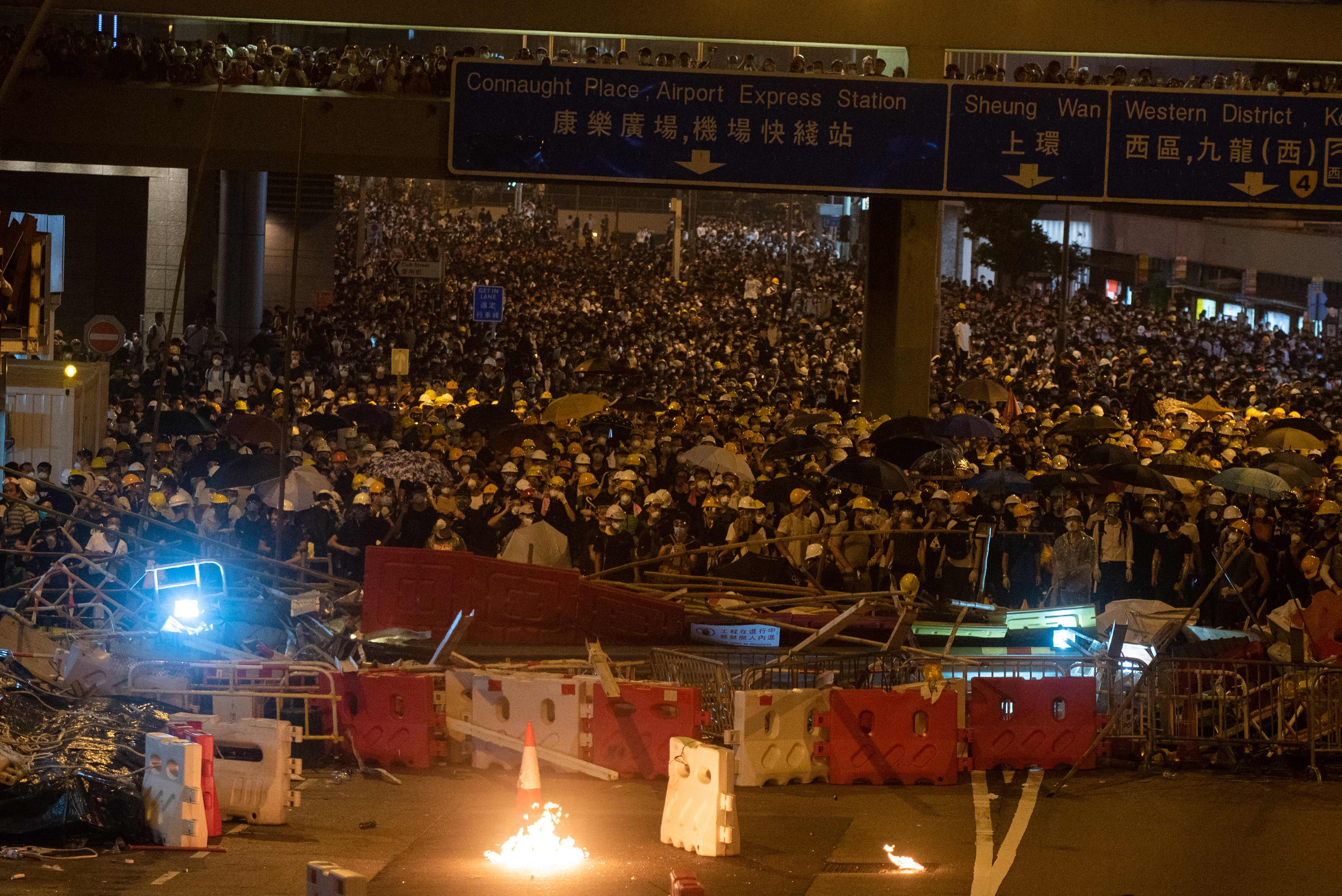 pengunjuk rasa menduduki Harcourt Road di Hong Kong pada 12 Juni 2019 