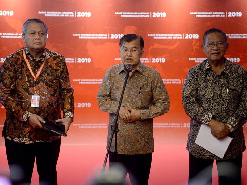 Wakil Presiden Jusuf Kalla (tengah) dengan didampingi Menko Perekonomian Indonesia Darmin Nasution (kanan) dan Gubernur BI Perry Warjiyo.