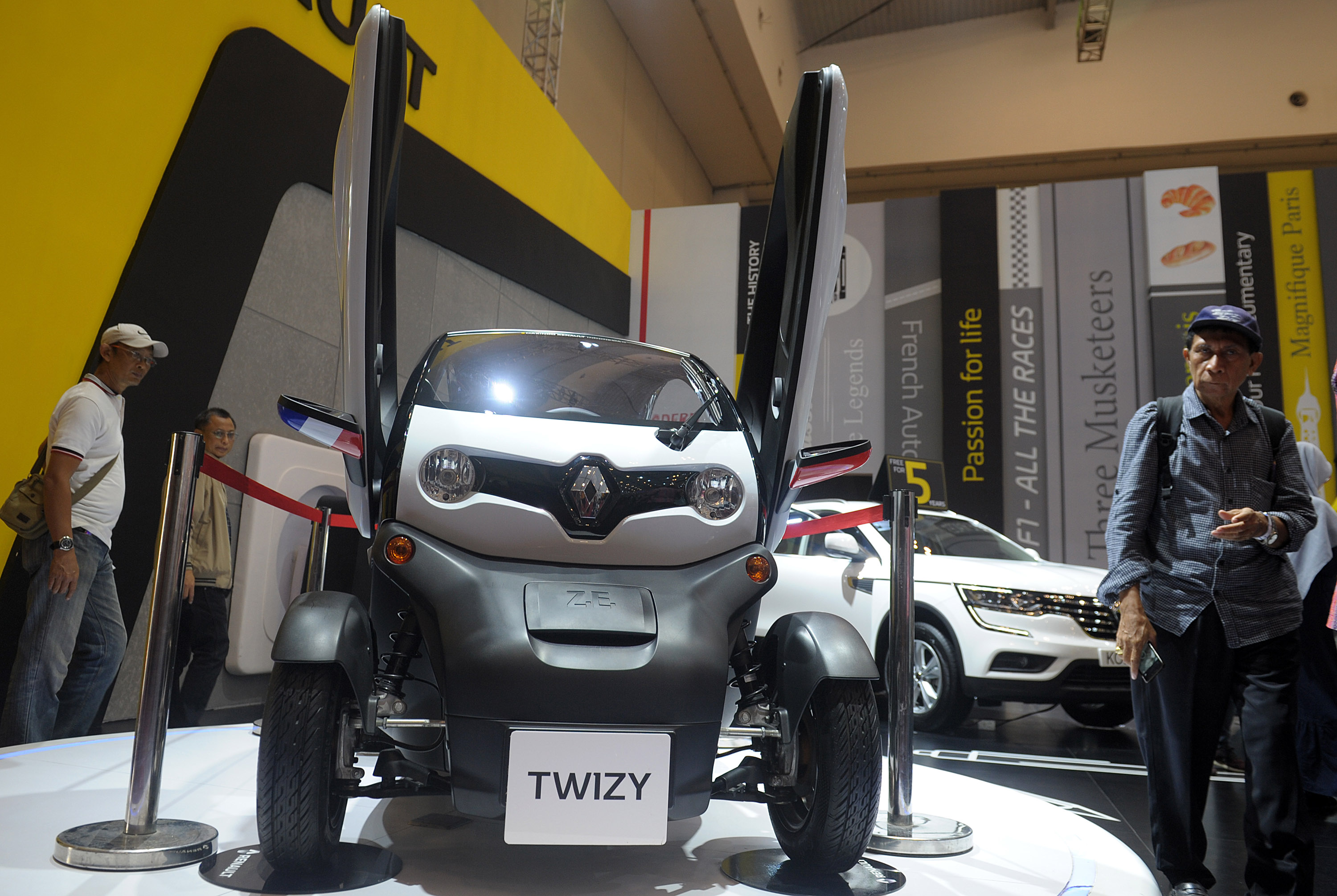 Pengunjung mengamati mobil listrik Twizy yang dipajang di pameran otomotif GIIAS 2019 di ICE-BSD.
