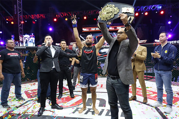Theodorus Ginting (tengah) merebut sabuk juara kelas welter One Pride Pro Never Quit MMA, Sabtu (27/7).