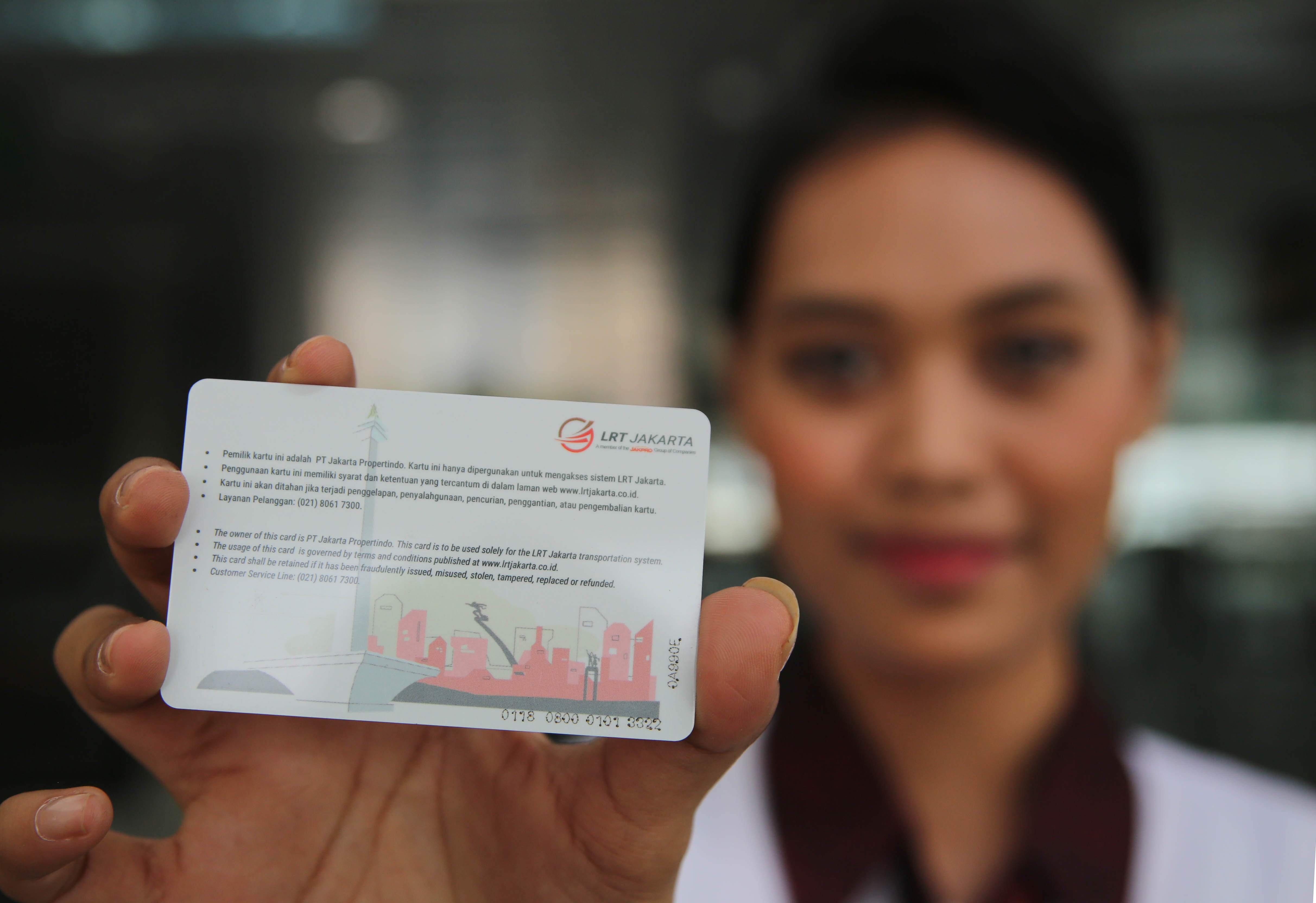 Petugas menunjukkan tiket LRT