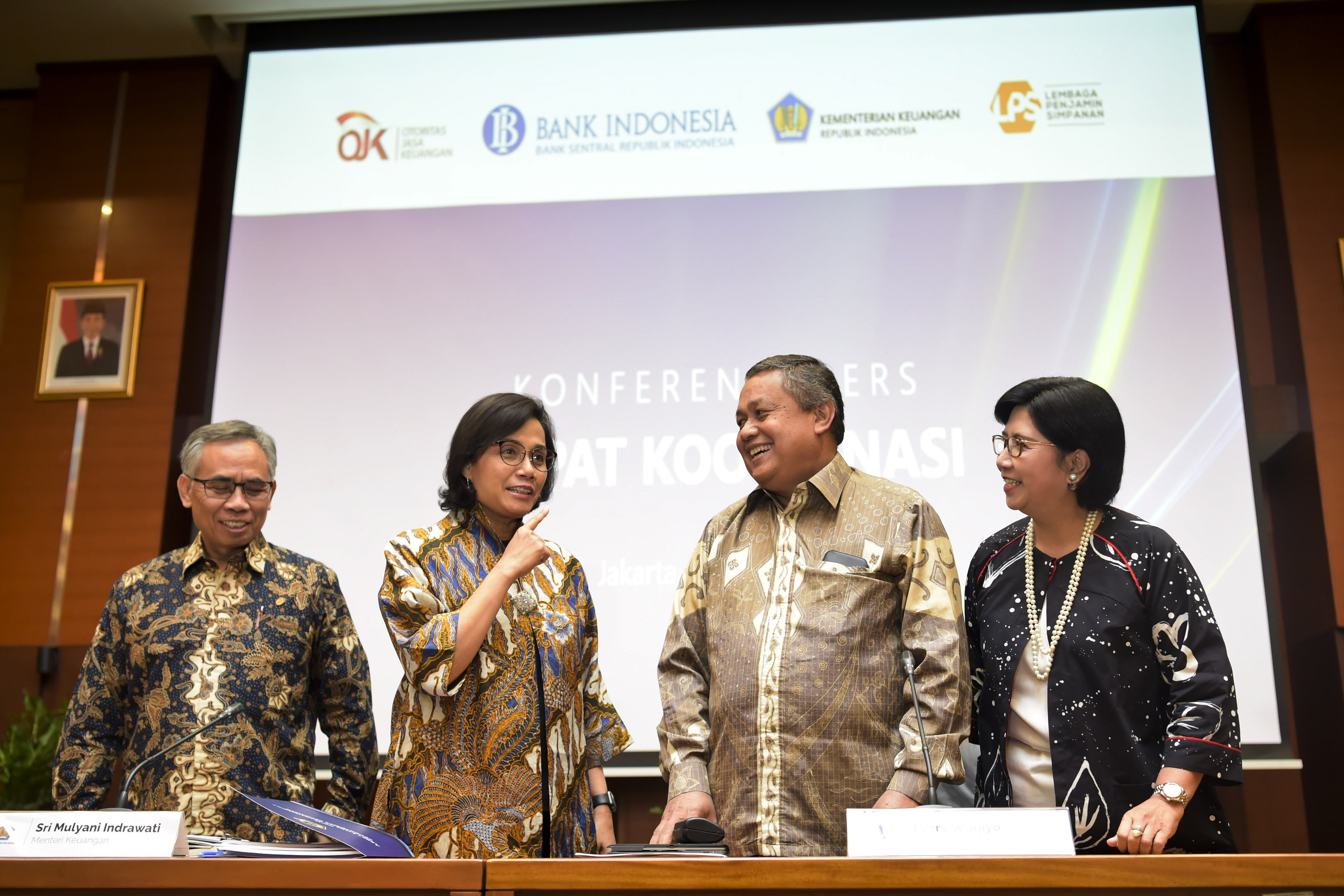 Menkeu Sri Mulyani (kedua kiri) berbincang dengan anggota Dewan Komisioner Lembaga Penjamin Simpanan (LPS) Destry Damayanti (kanan). 