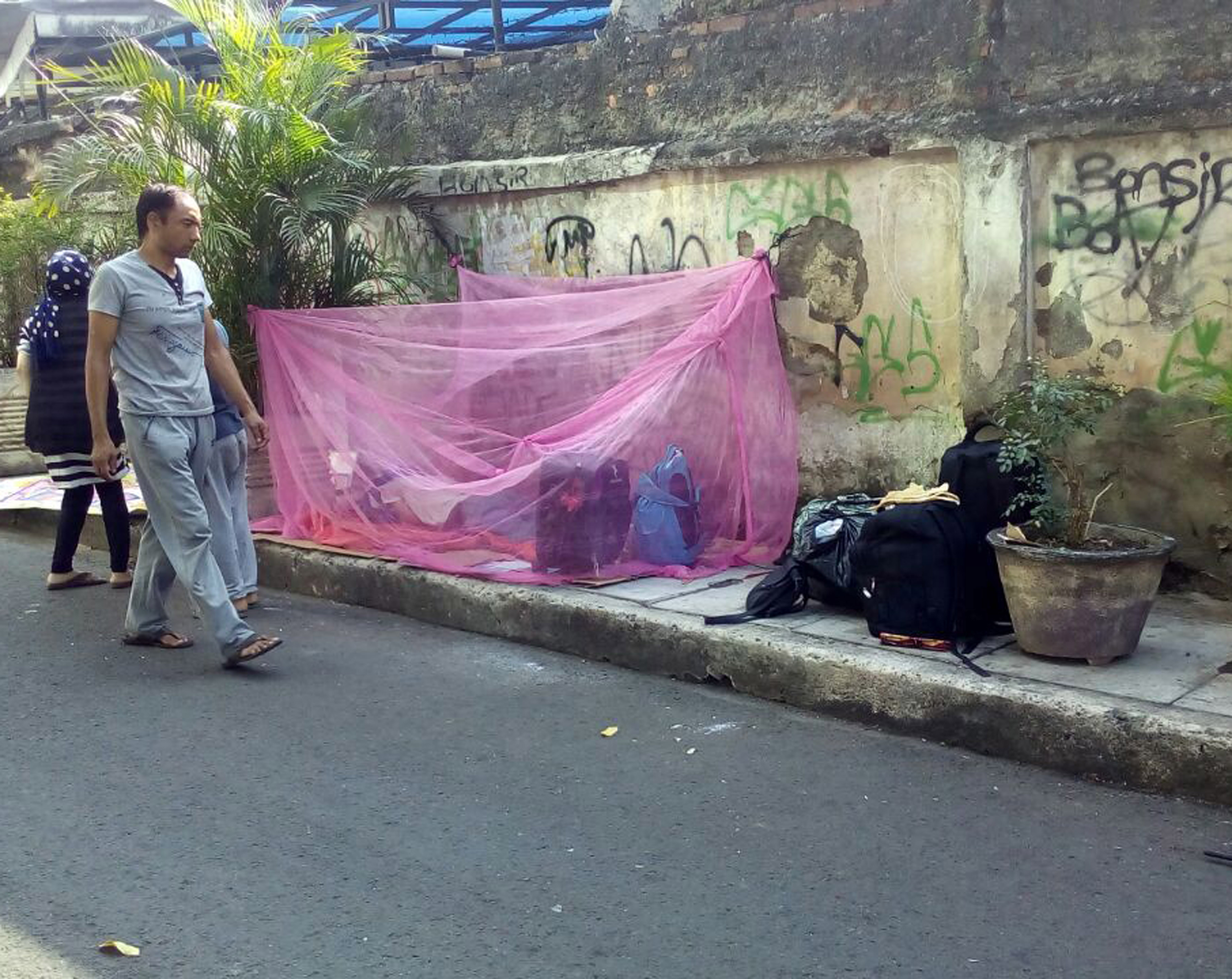 Pengungsi dan pencari suaka yang berada di trotoar jalan Kebon Sirih