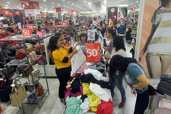 Pengunjung memilih pakaian di salah satu outlet