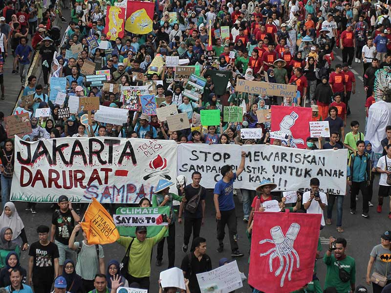 Aktivis berpawai tolak plastik sekali pakai saat pelaksanaan hari bebas kendaraan bermotor di sepanjang Jalan MH Thamrin, Jakarta