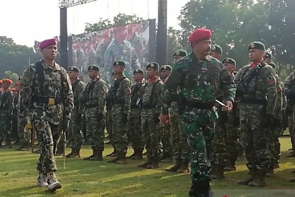 Panglima TNI Marsekal Hadi Tjahjanto memeriksa kesiapan pasukan pada peresmian Komando Operasi Khusus (Koopsus), Selasa (30/7). 