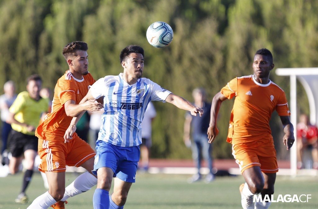 Shinji Okazaki (tengah) ambil bagian dalam laga pramusim Malaga