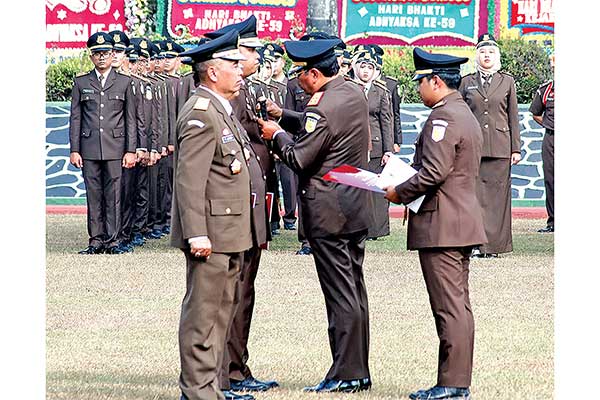 Jaksa Agung HM Prasetyo (tengah) memberikan penghargaan kepada jaksa berprestasi saat menjadi inspektur upacara dalam Peringatan Hari Bhakti