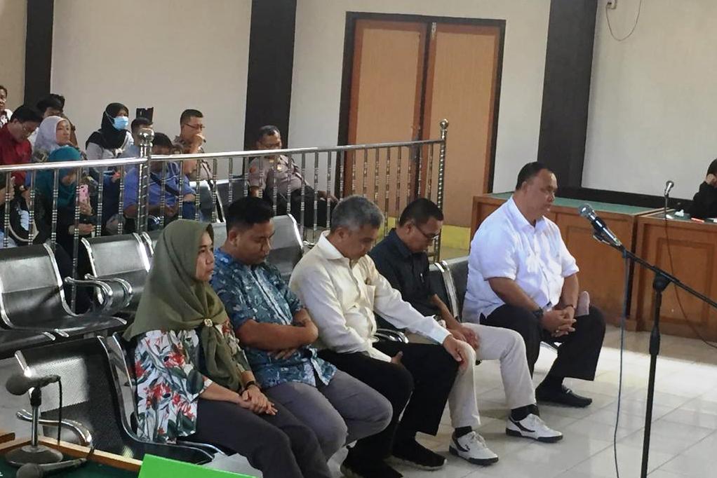 Lima anggota KPU Palembang tertunduk lesu saat divonis 6 bulan penjara dengan masa percobaan 1 tahun.