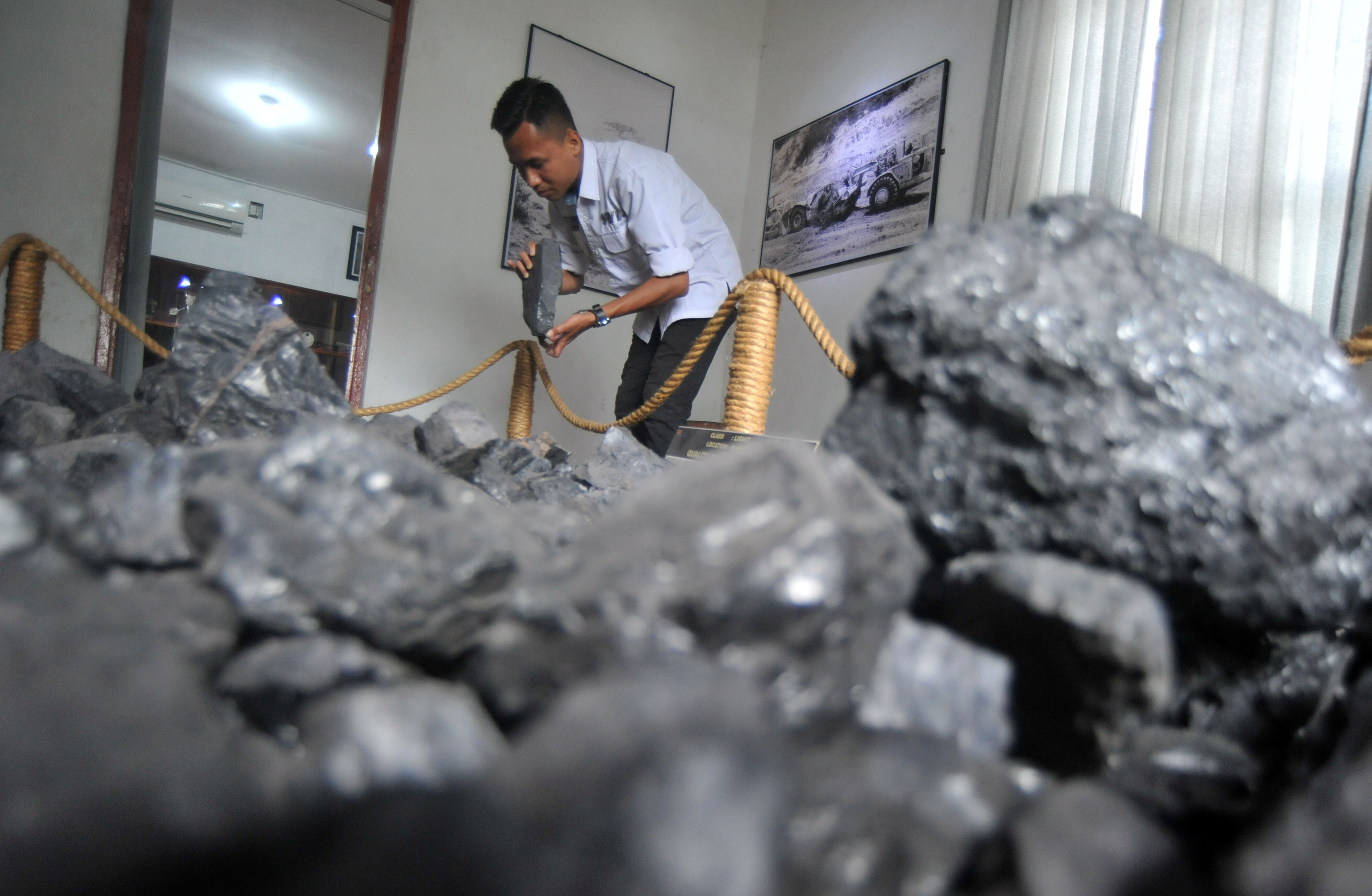 Pengunjung mengamati batubara di Museum Tambang Ombilin, Sawahlunto, Sumatera Barat.