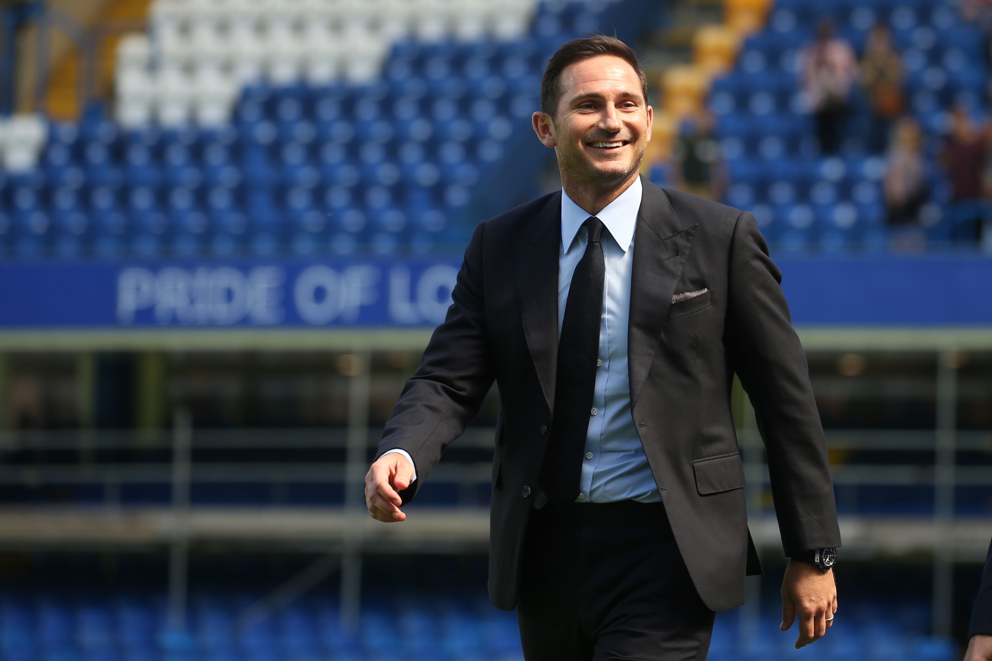 Pelatih Chelsea, Frank Lampard, berjalan ke lapangan di Stamford Bridge di London