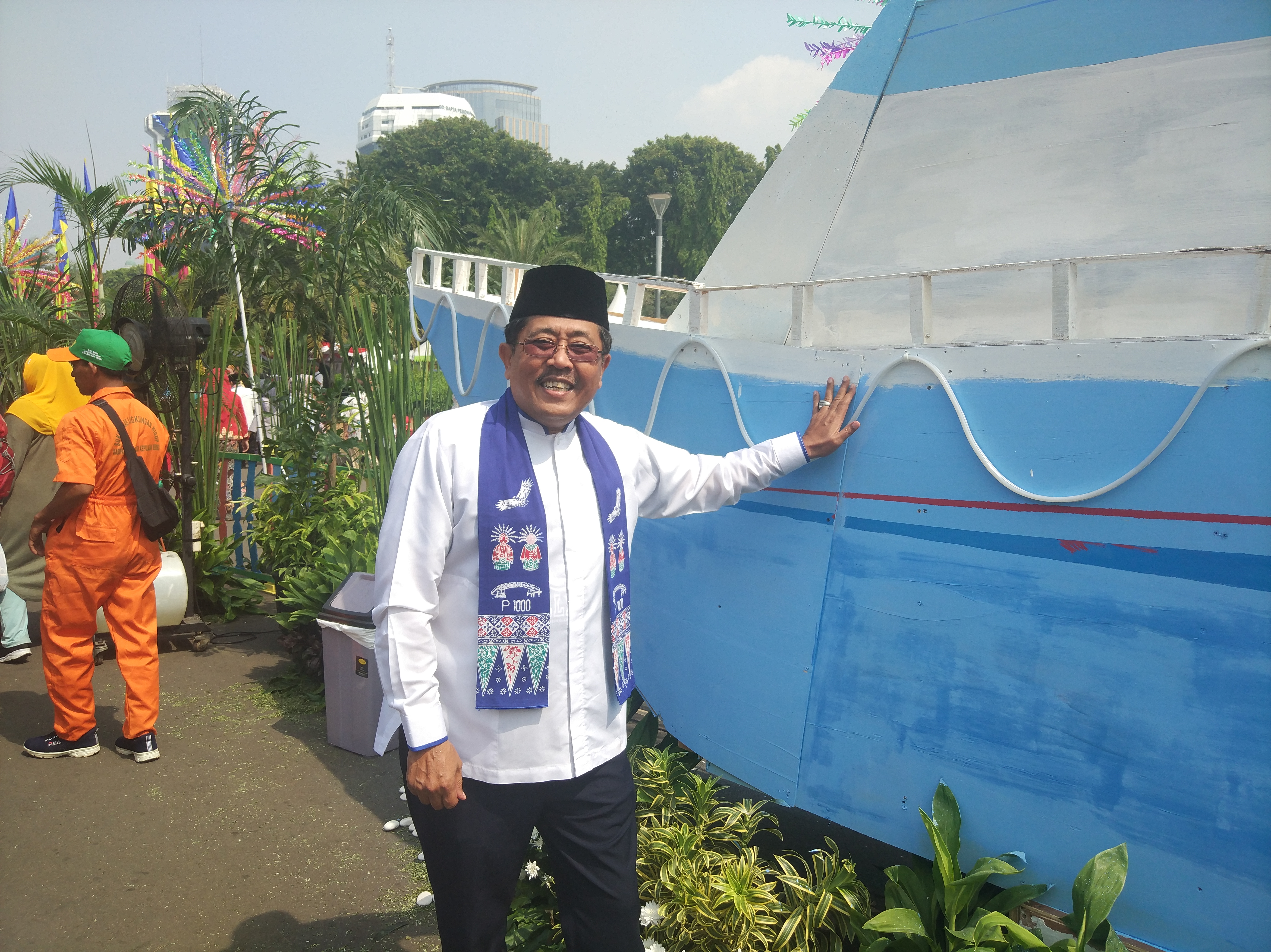 Wakil Bupati Kepulauan Seribu Junaidi memperlihatkan instalasi berbentuk kapal di anjungan Kabupaten Kepulauan Seribu