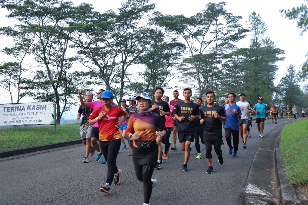 Sejumlah pelari mengituki lomba maraton