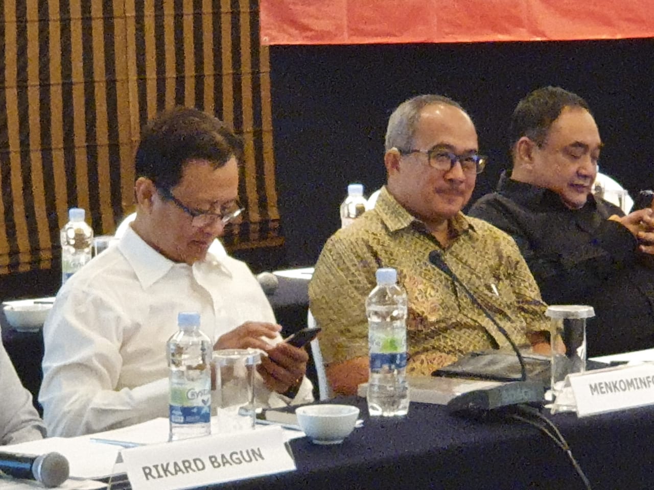 Wakil Ketua Penyelenggara Kompetisi Nasional Piala Presiden, Suryopratomo (tengah).