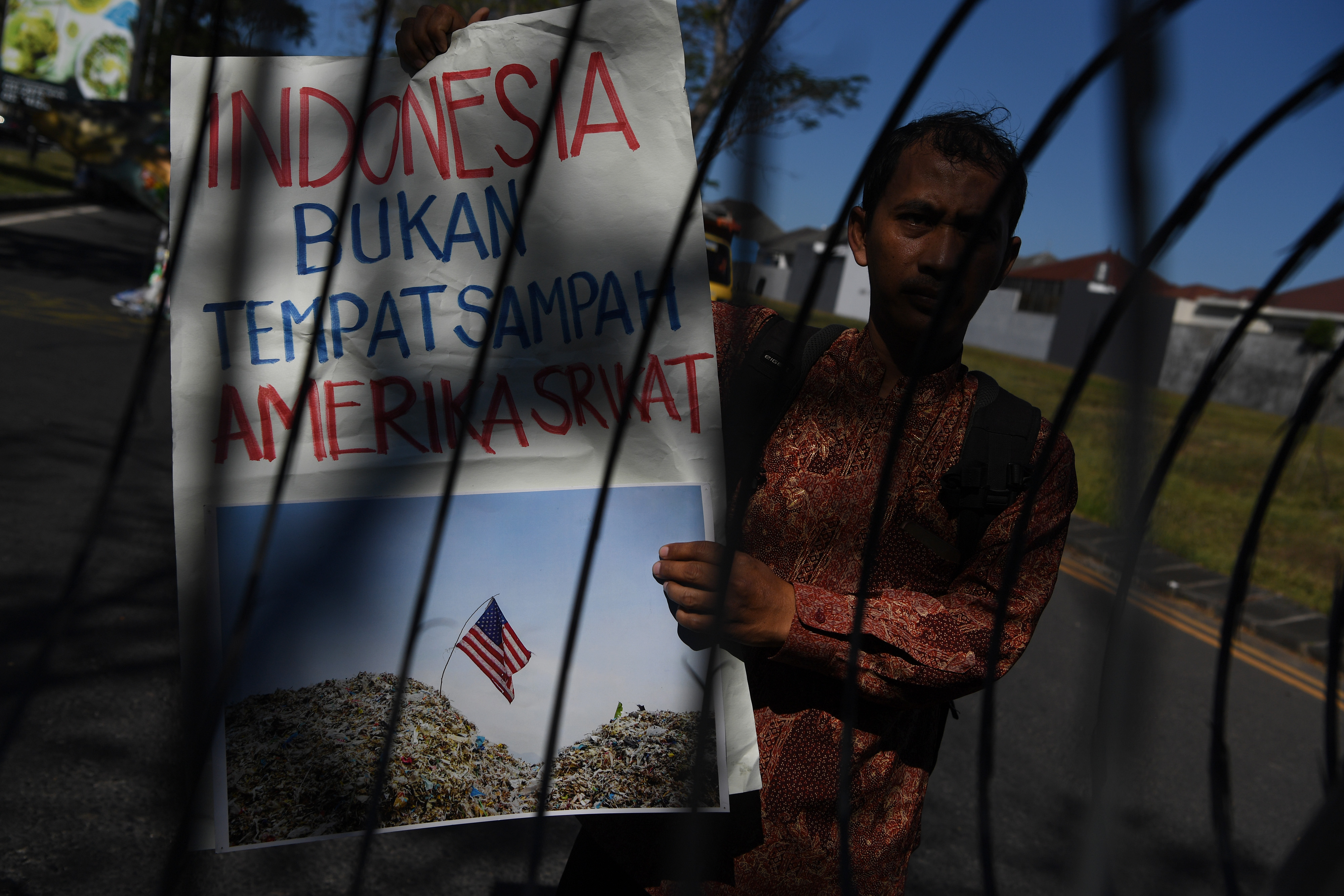 Pengunjuk rasa menggelar aksi protes di Kantor Konsulat Amerika, di Surabaya, Jawa Timur