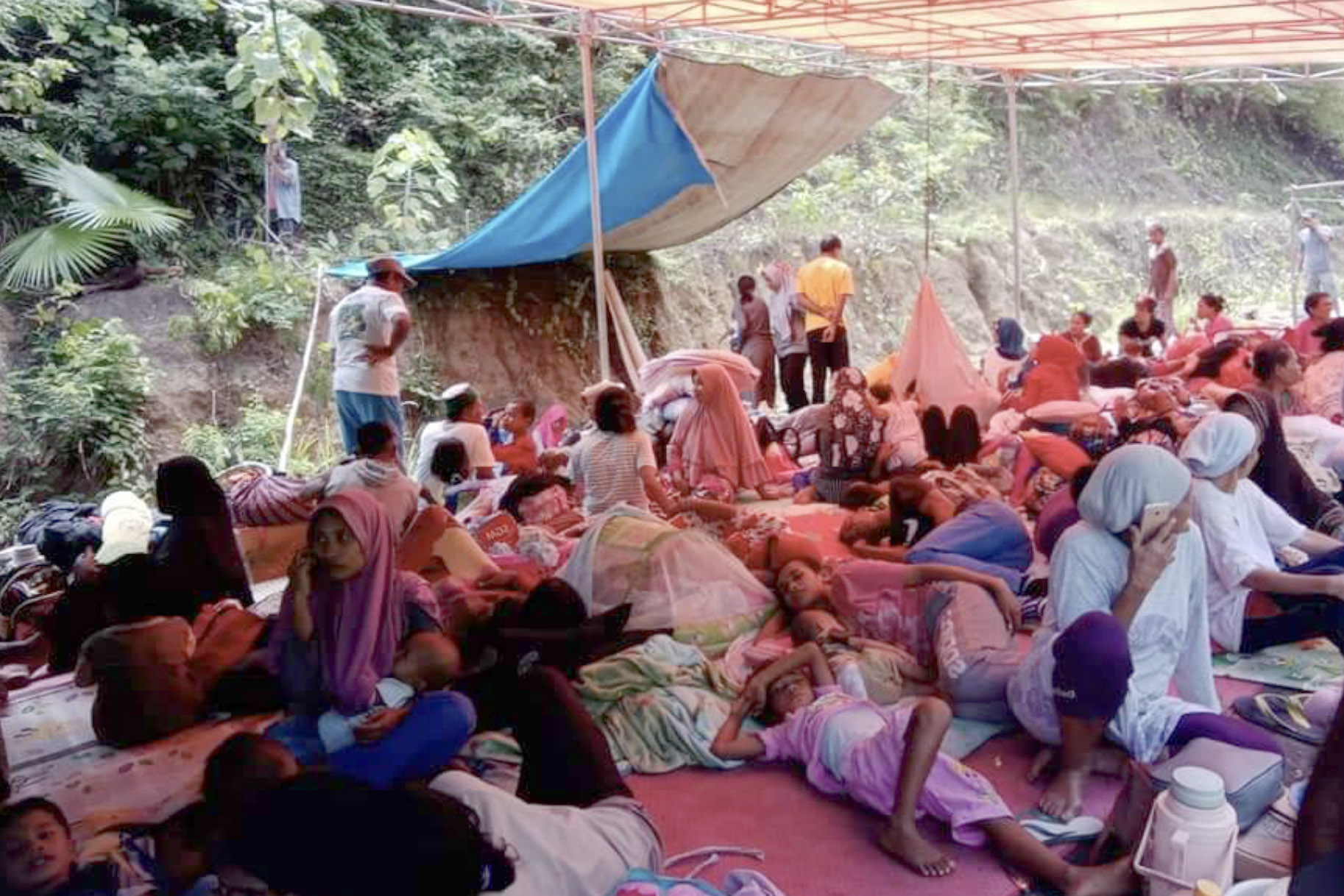 Warga mengungsi di tenda darurat pascagempa bumi di Desa Balita, Gane Barat, Halmahera Selatan, Maluku Utara.