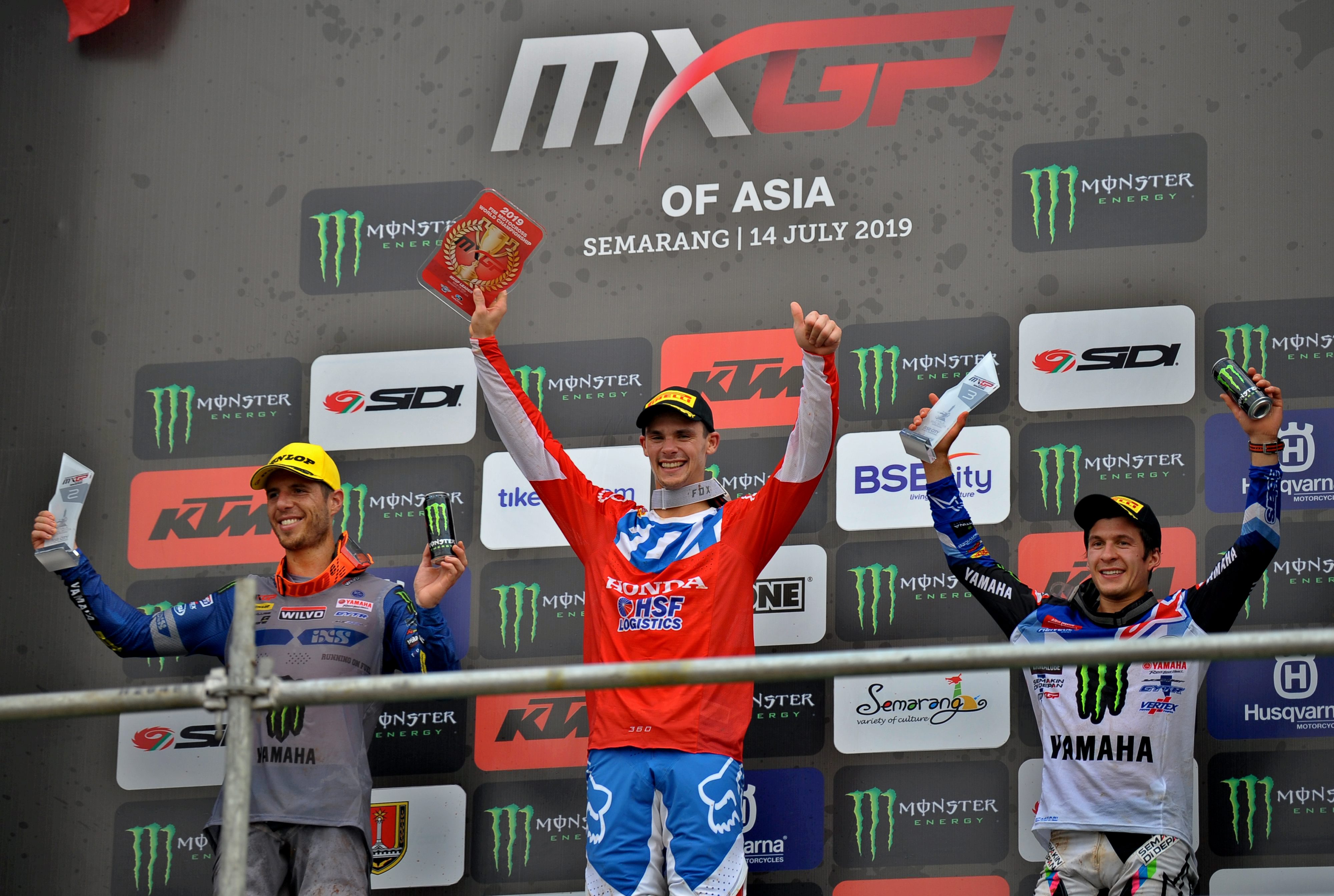 Crosser asal Slovenia Tim Gajser (tengah) bersama crosser asal Swiss Arnaud Tonus (kiri) dan Jeremy Seewer (kanan) menunjukan trofi  
