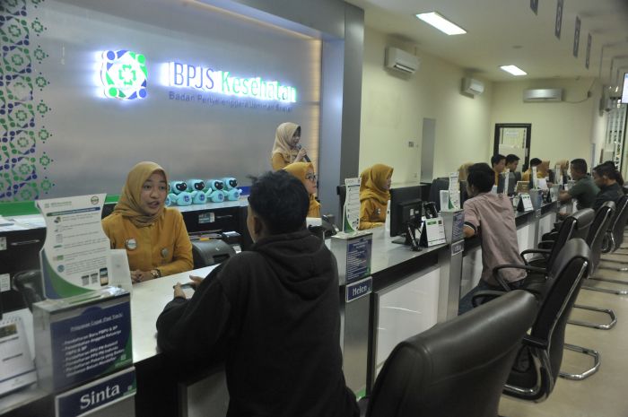 Petugas Kantor BPJS Kesehatan melayani peserta BPJS 