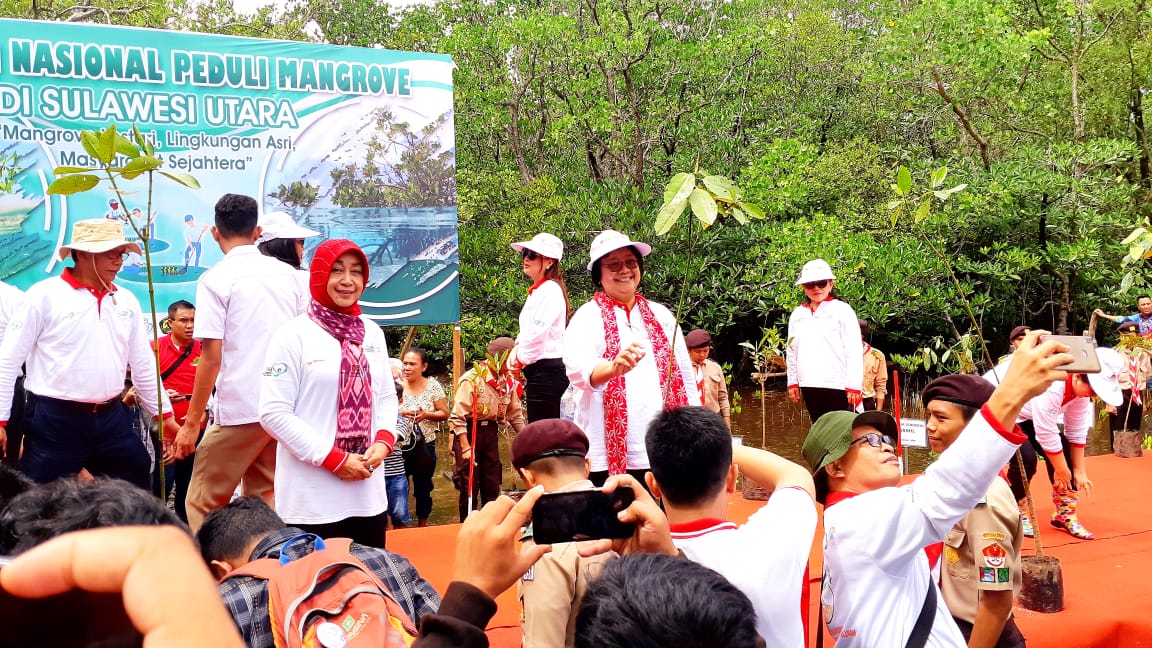   Gerakan Nasional Peduli Mangrove di  Meras, Bunaken, Manado, Sulawesi Utara, Selasa (9/7).