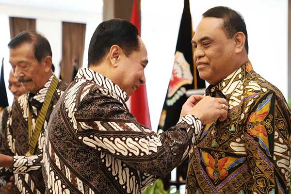 Menpan RB Syafruddin terima penghargaan Bintang Bhakti Tri Dharma Pratama dari Pengurus Pusat Persatuan Purnawirawan (PP) Polri