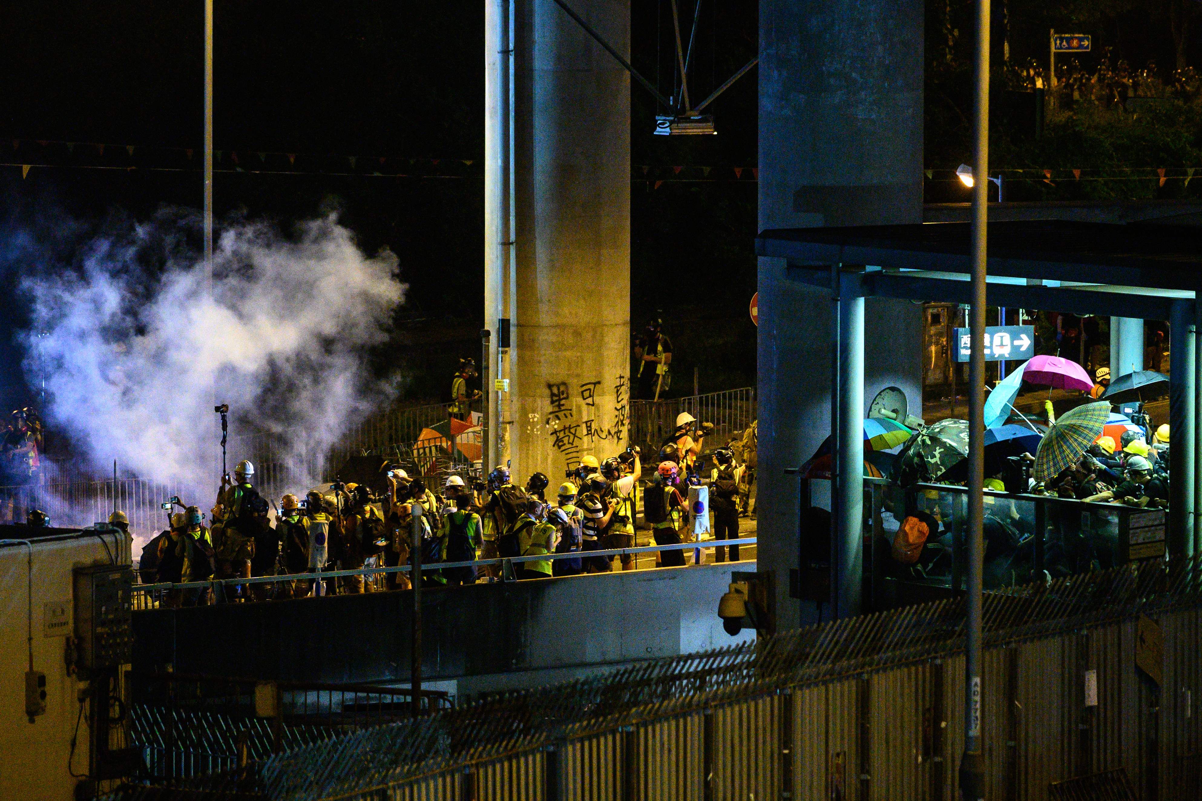 Polisi Hong Kong menembakkan gas air mata ke arah demonstran di Distrik Yuen Long.