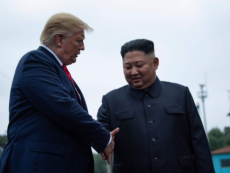 Presiden AS Donald Trump dan pemimpin Korut Kim Jong-un bersalaman sebelum pertemuan di Demilitarized Zone (DMZ).