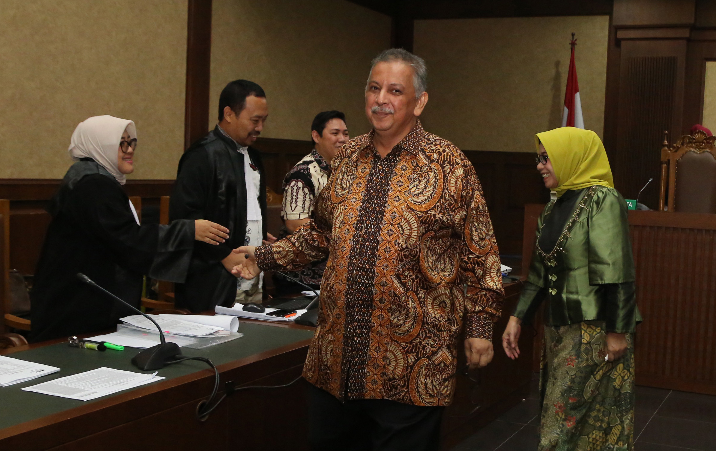 Mantan Dirut PLN Sofyan Basir (tengah)