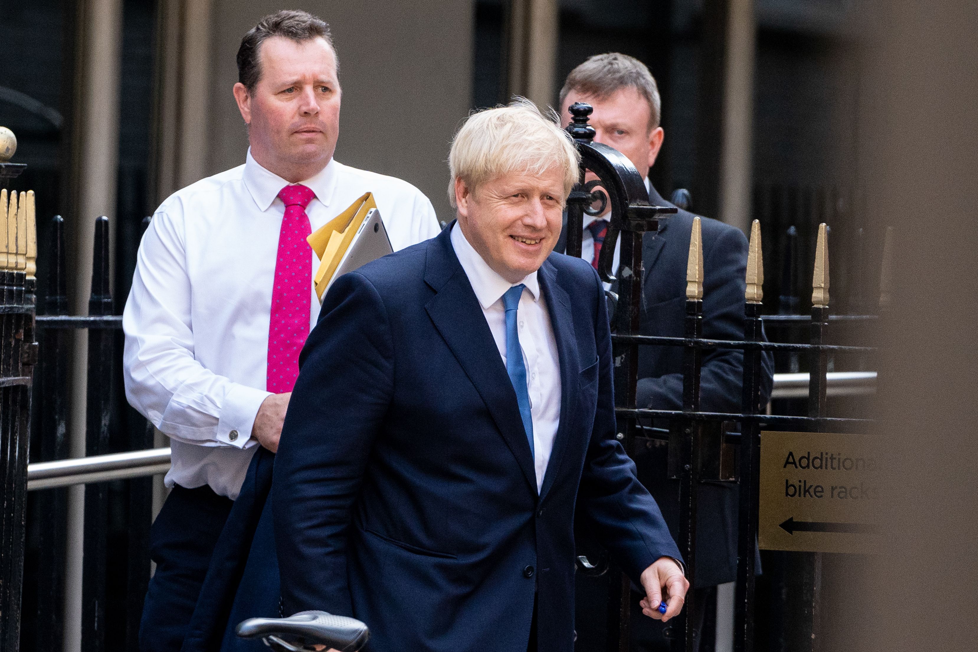 PM Inggris baru Boris Johnson meninggalkan markas Partai Konservativ di London, Inggris, Selasa (23/7).