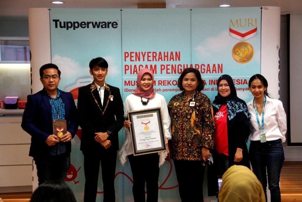 Pemberian penghargaan Muri untuk untuk 'Donor Darah Secara Seri oleh Perempuan Terbanyak'.  