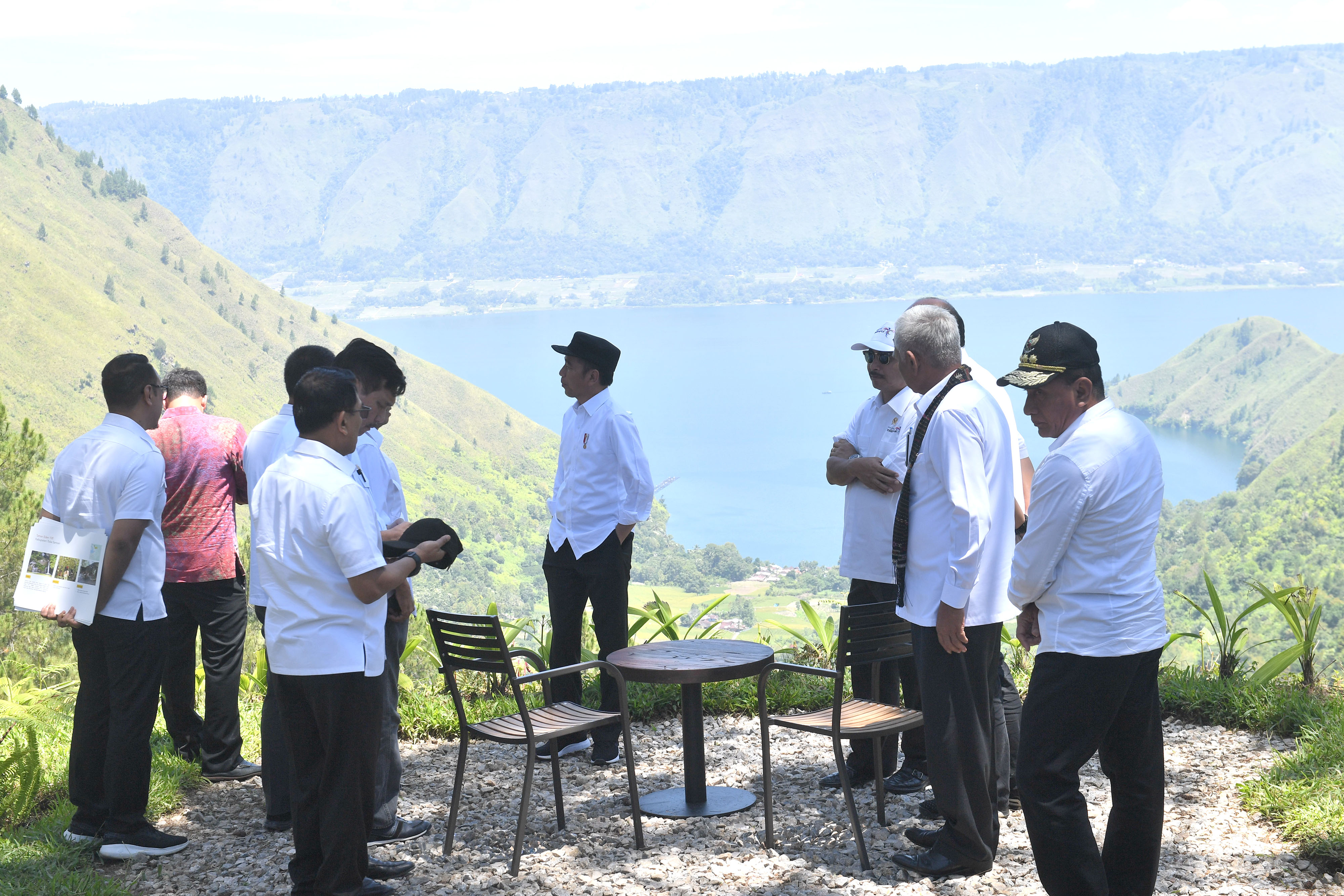  Presiden Joko Widodo (tengah) didampingi sejumlah menteri kabinet kerja dan pejabat terkait mengunjungi The Kaldera Toba Nomadic Escape