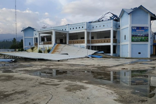 Kondisi atap usai diterbangkan angin puting beliung di Stadion 1.000 Bukit, Gayo Lues, Aceh, Rabu (10/7). (Foto: BPBD Gayo Lues)