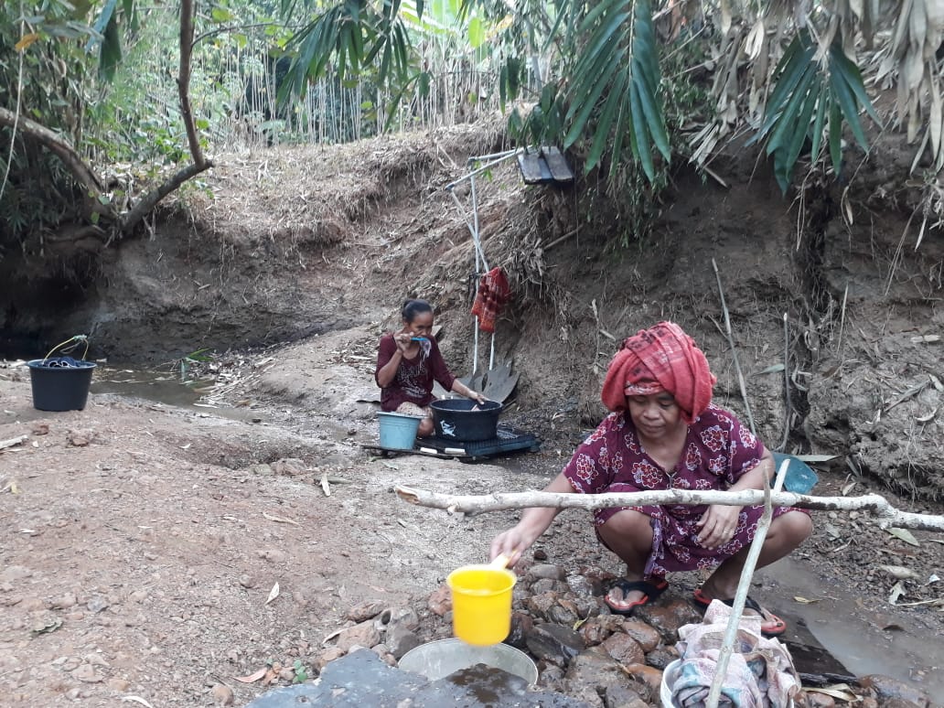 Warga membuat sumur di dekat Sungai  Cikirinjing, Karawang untuk mendapatkan air bersih.
