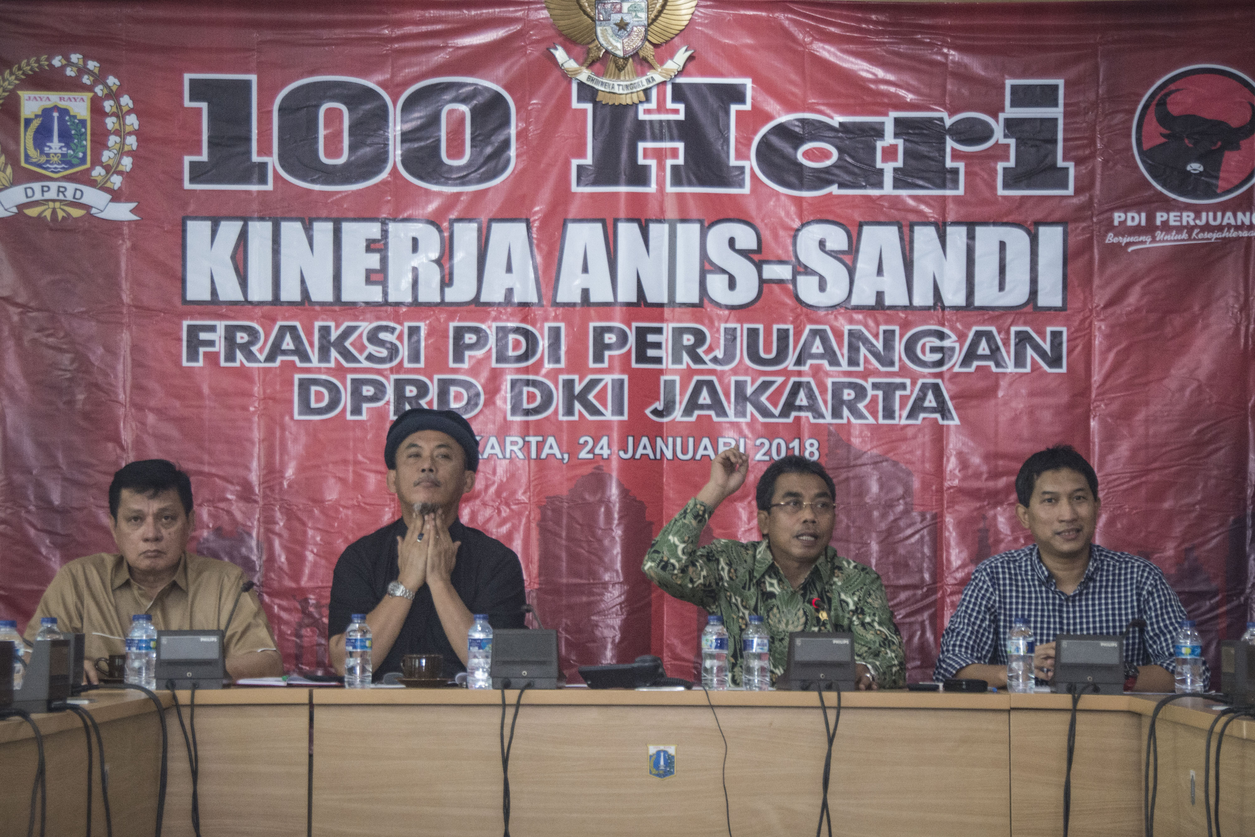 Ketua Fraksi PDI Perjuangan DPRD DKI Jakarta Gembong Warsono (kedua kanan) di Kompleks DPRD DKI Jakarta, 24 Januari 2018.